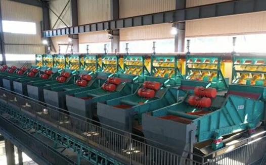 Uma imagem mostrando telas finas usadas no tratamento de &aacute;guas residuais, destacando seu papel na filtragem de pequenas part&iacute;culas e melhorando a efici&ecirc;ncia do sistema.